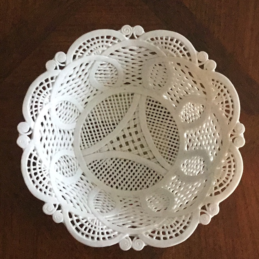 White ceramic wicker-patterned decorative sweets bowl